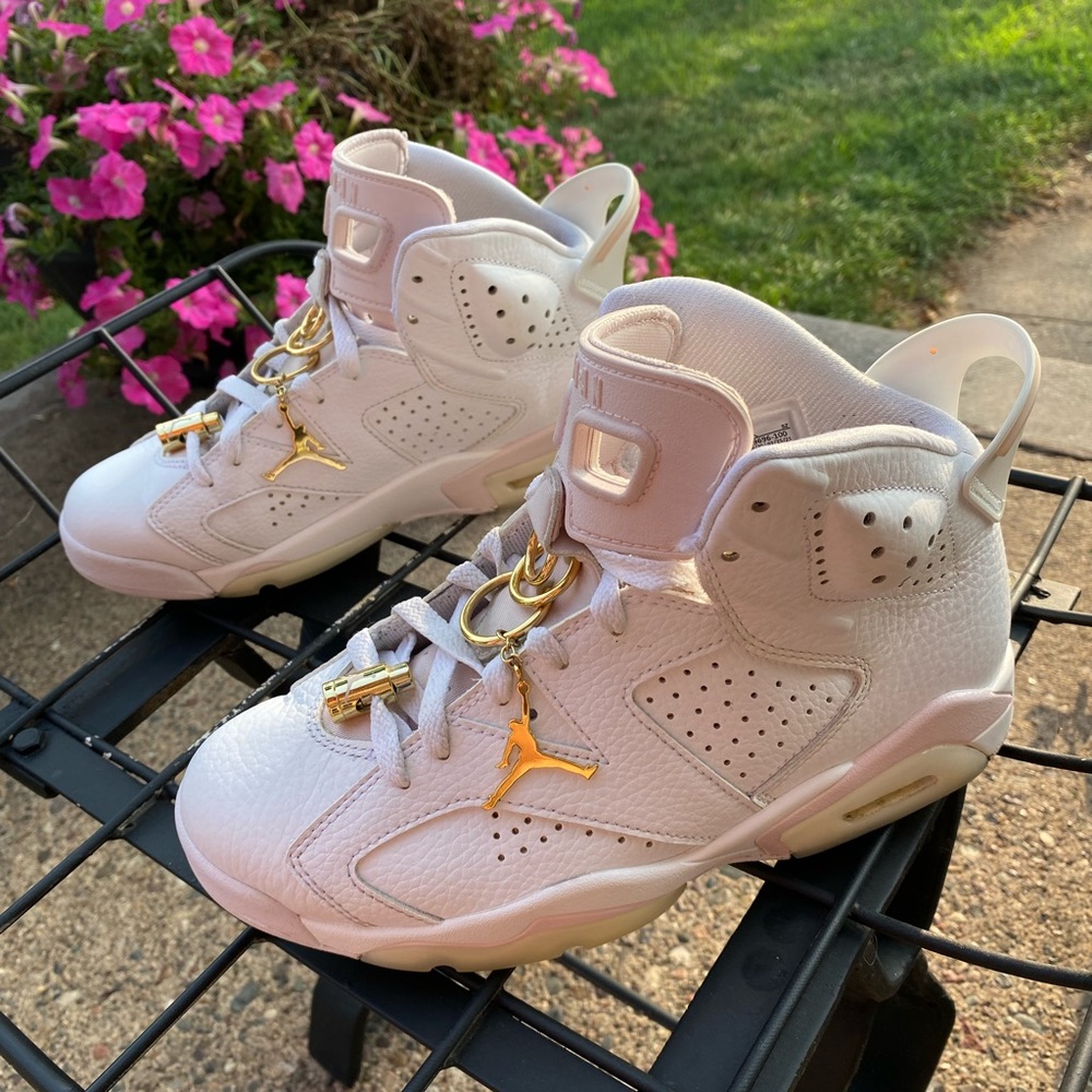 Jordan Gold Hoop, Women’s Size 8 - Picture 2 of 4